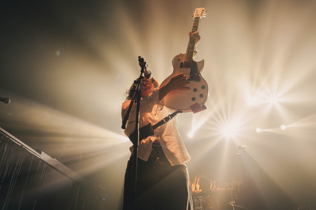 Ralessan presentandose en el festival TAI Emergente. Puedes ver aquí el diseño de iluminación en escena.